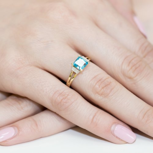 Pierścionek z Topazem 1,40ct i Brylantami z białego złota próby 585. W-0103BT